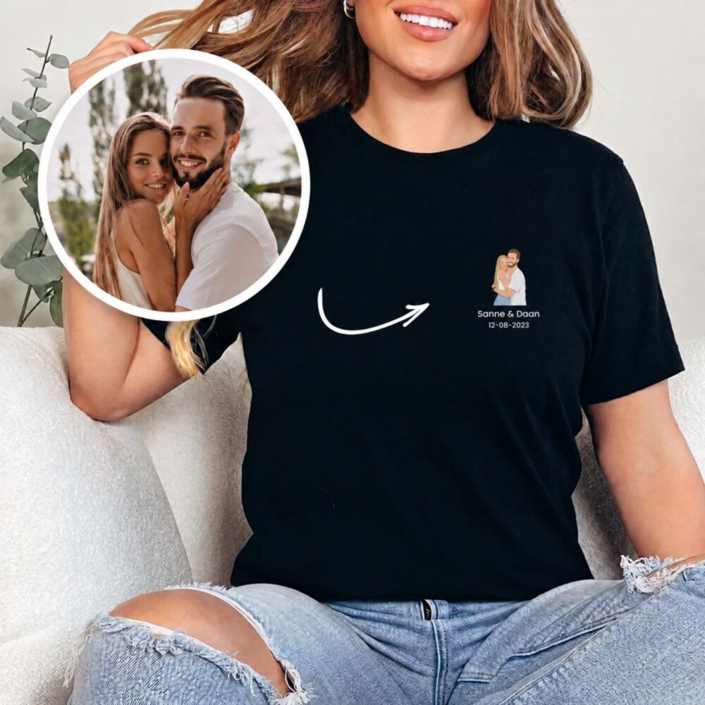 Gepersonaliseerd zwart T-shirt met kleine illustratie – de koppelfoto wordt een illustratie met namen en datum op de borst