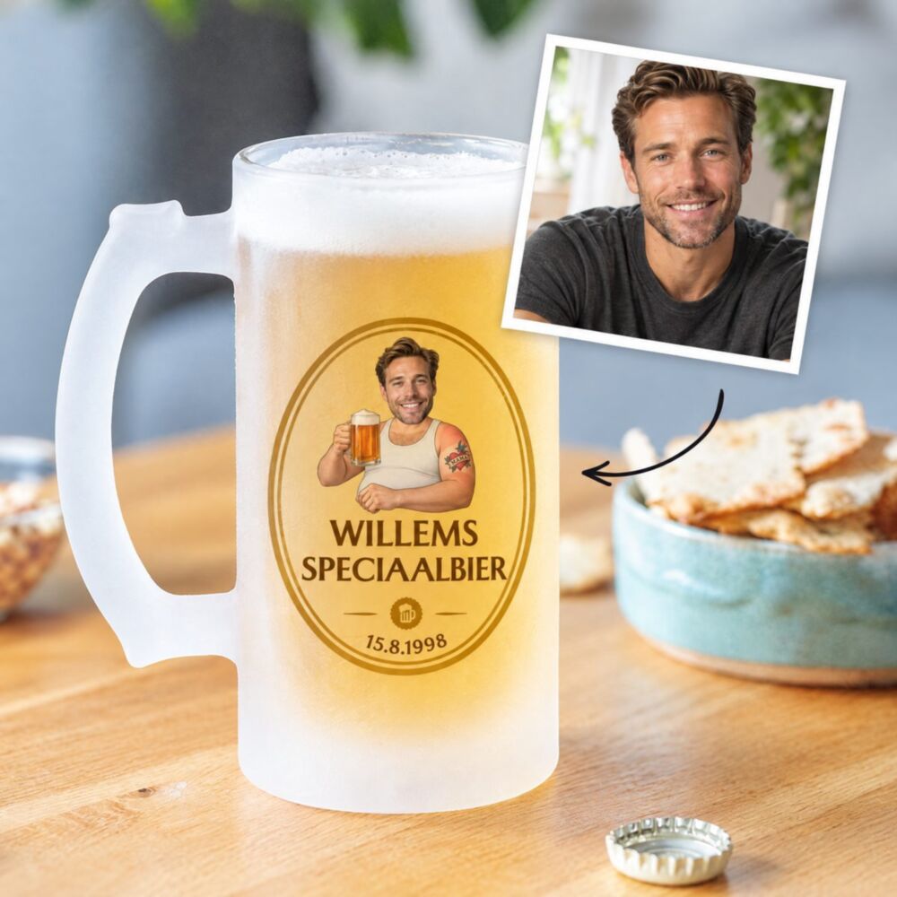 Gepersonaliseerde bierpul met gezicht: je foto wordt het etiket «Willems Speciaalbier» Gepersonaliseerde bierpul met gezicht: je foto wordt het etiket «Willems Speciaalbier»