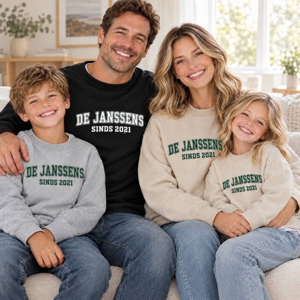 Familie in matching gepersonaliseerde truien college style „De Janssens sinds 2021”