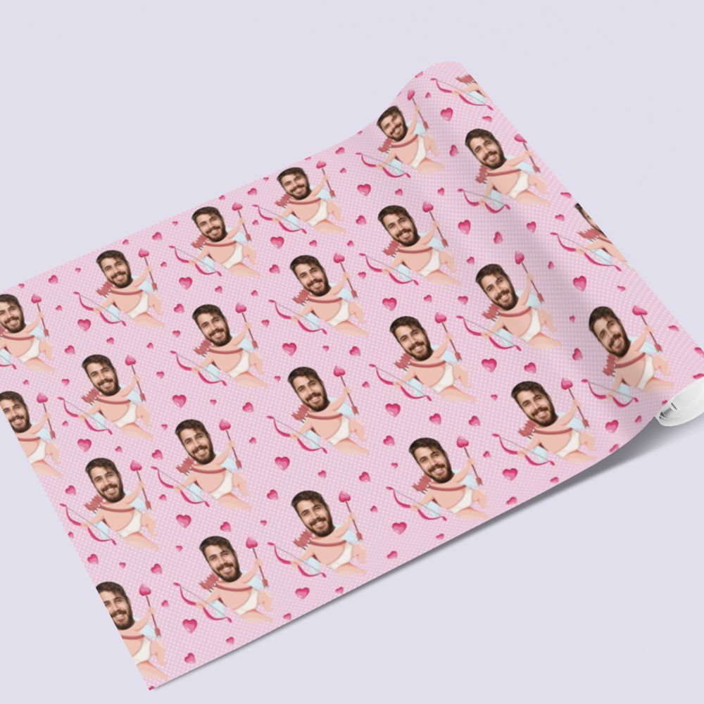 Inpakpapier met gezicht op liefdesachtergrond