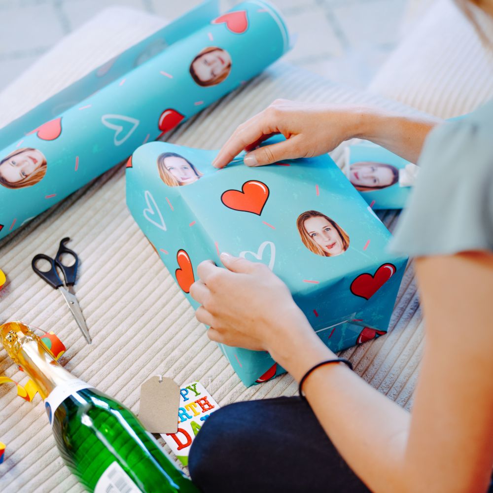 Inpakpapier met gezicht op liefdesachtergrond