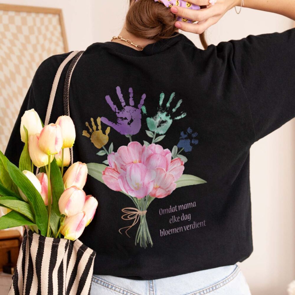 Gepersonaliseerd t-shirt boeket bloemen met handafdruk