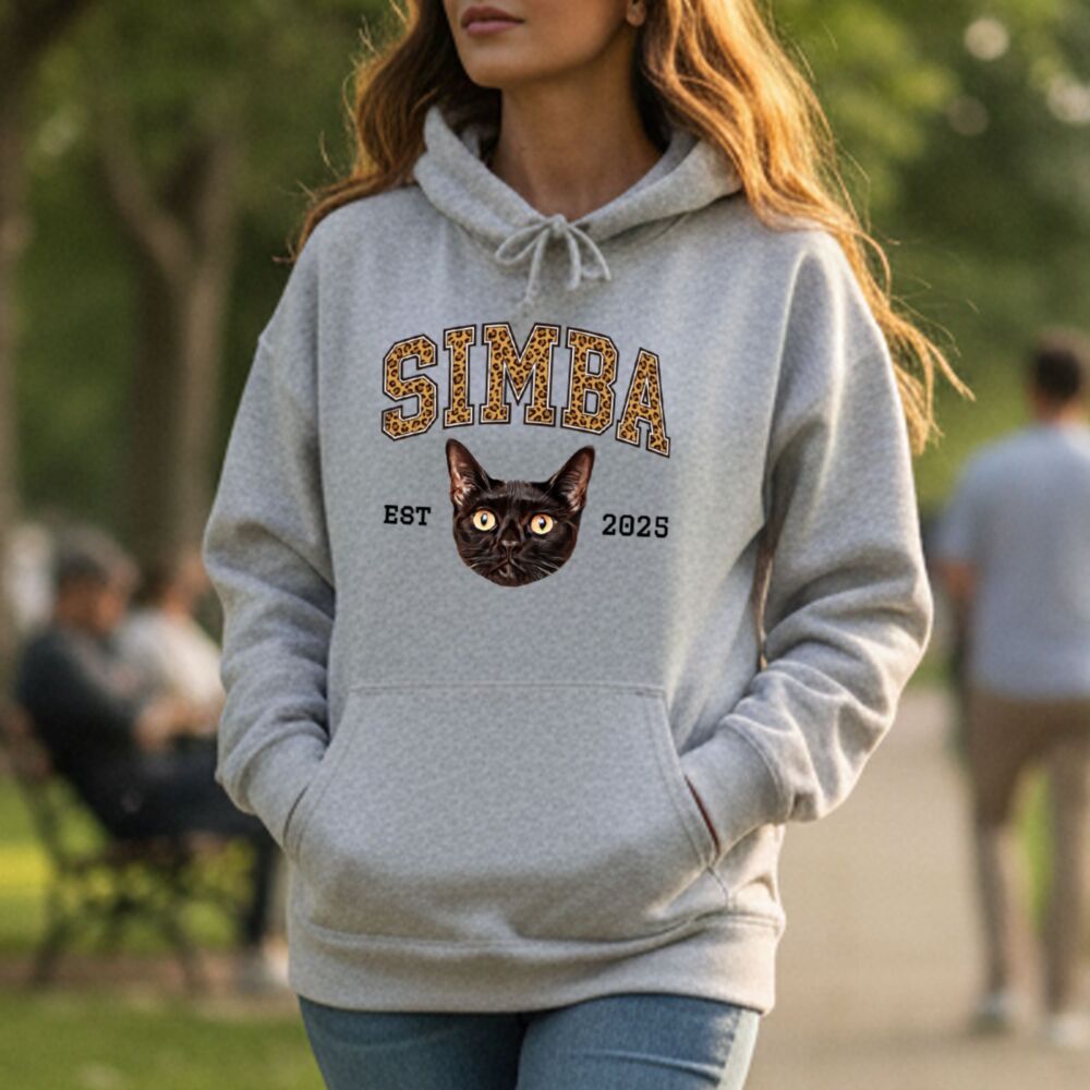 Gepersonaliseerde hoodie met foto van je huisdier, naam en jaartal in collegestijl