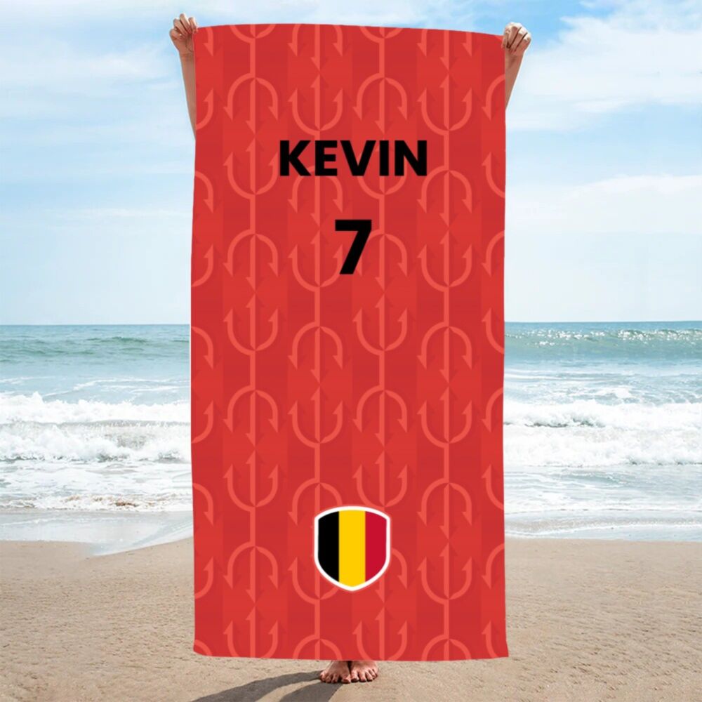 Personalisierbares WM-Handtuch im Trikot-Design mit Text Personalisierbares WM-Handtuch im Trikot-Design mit Text