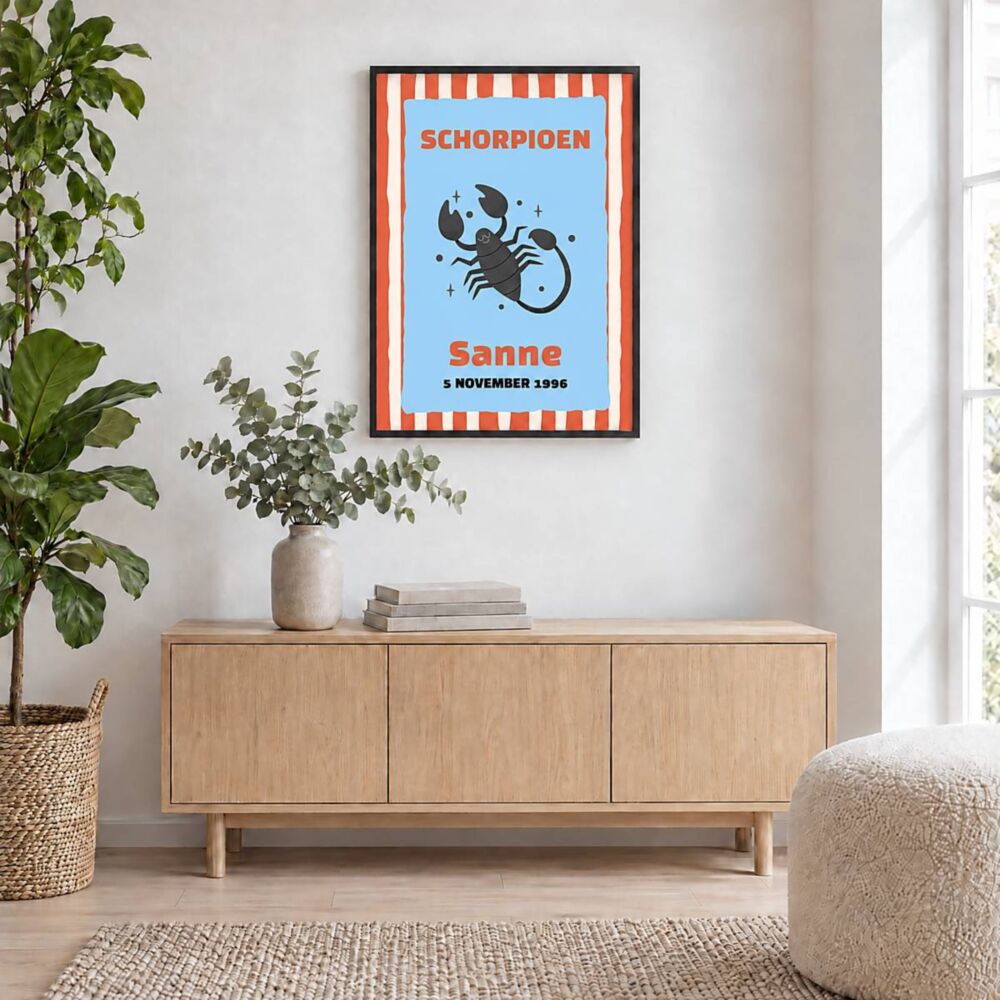 Gepersonaliseerde sterrenbeeldposter met naam en datum – circusdesign: Schorpioen-poster voor Sanne ingelijst boven een dressoir