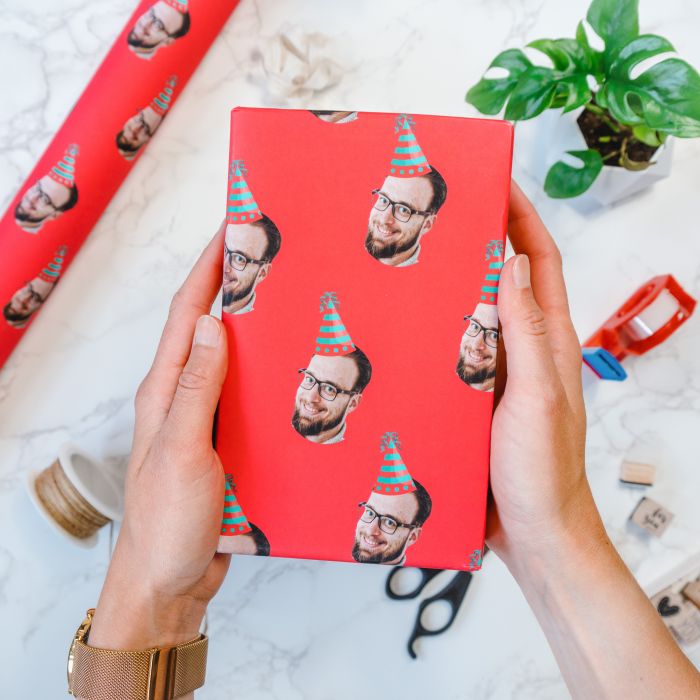 Personalisierbares Geschenkpapier mit Gesicht und Partyhut main product photo