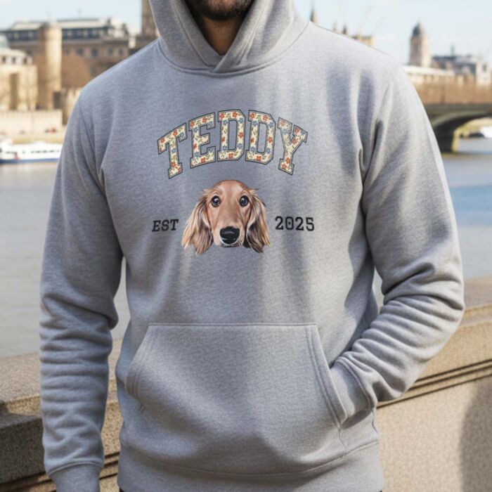 Gepersonaliseerde hoodie met foto van je huisdier, naam en jaartal in collegestijl