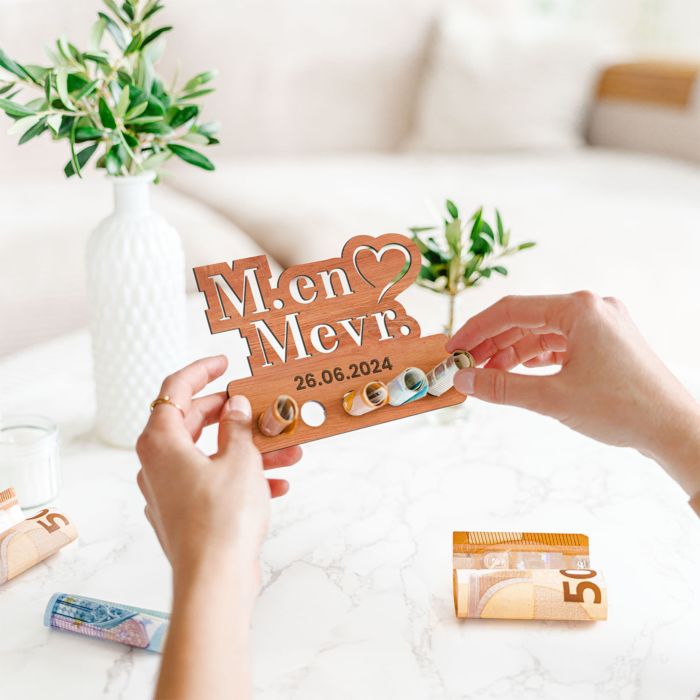 Gepersonaliseerd geld cadeau uit hout Mr & Mrs