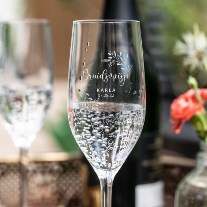 verjaardagscadeau voor vriendin Champagne Glas Gepersonaliseerd met Bloemenkrans en Tekst