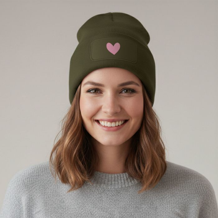 Gepersonaliseerde muts met symbool en tekst