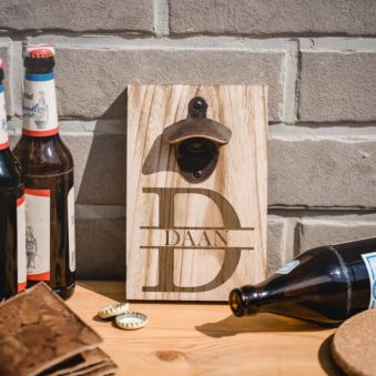 Flesopener en Bieropener Muur met Monogram