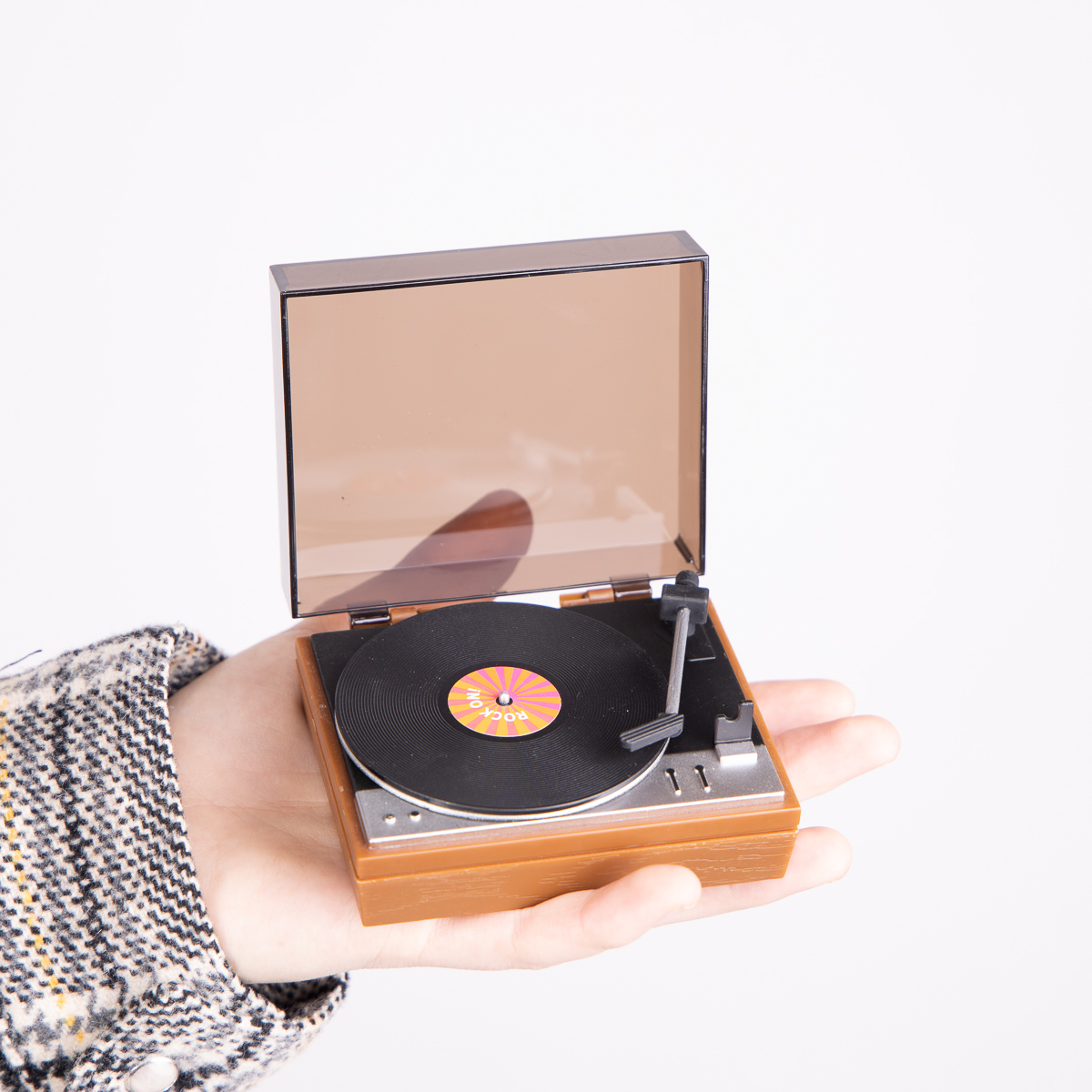 Piepkleine platenspeler met piepkleine LP's