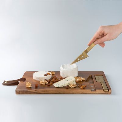 Kaasplank met kaasmessen Kaasplank met kaasmessen