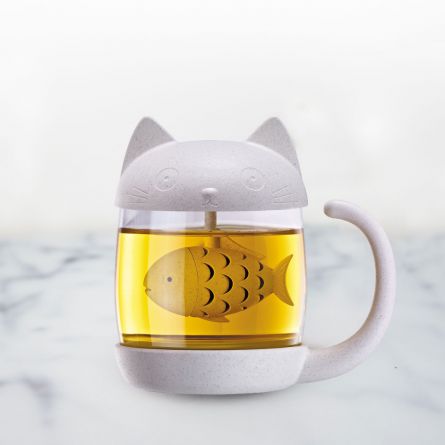 Katten mok met vis thee-ei