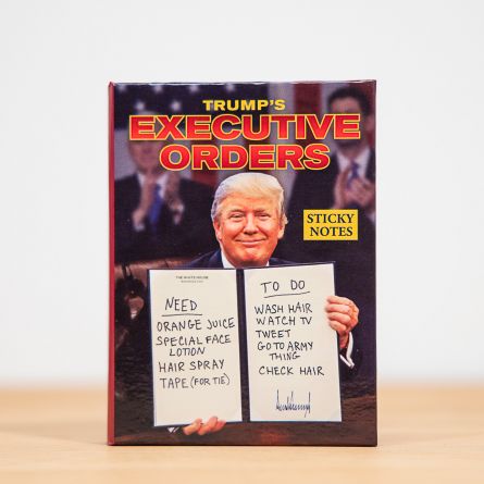Notitieblokje met orders van de president